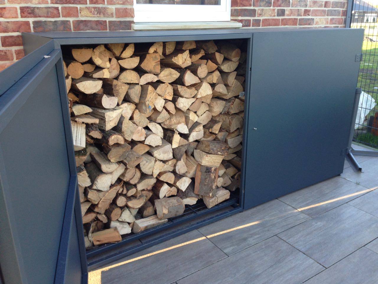 Holzregal aus pulverbeschichtetem Alublech und Aluprofilen in RAL 7016