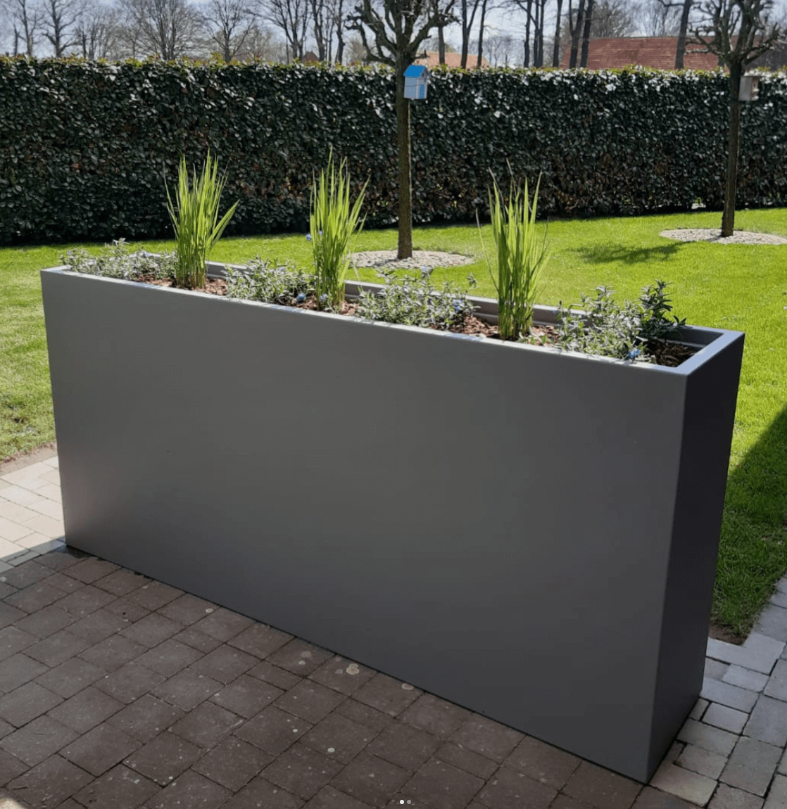 Pulverbeschichtete Blumenkübel aus Aluminium Blech gefertigt