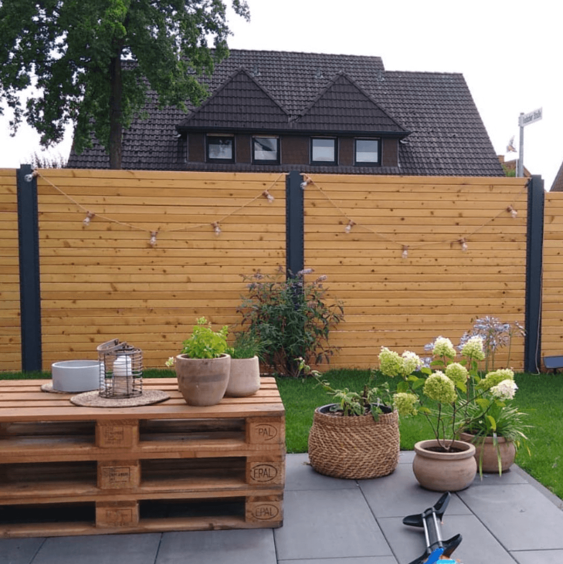 Gartenzaun aus Aluminiumprofilen in moderner Ausführung