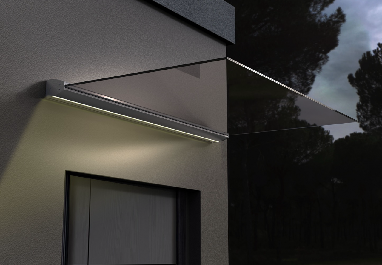 Modernes Glasvordach mit LED-Licht für den Eingangsbereich