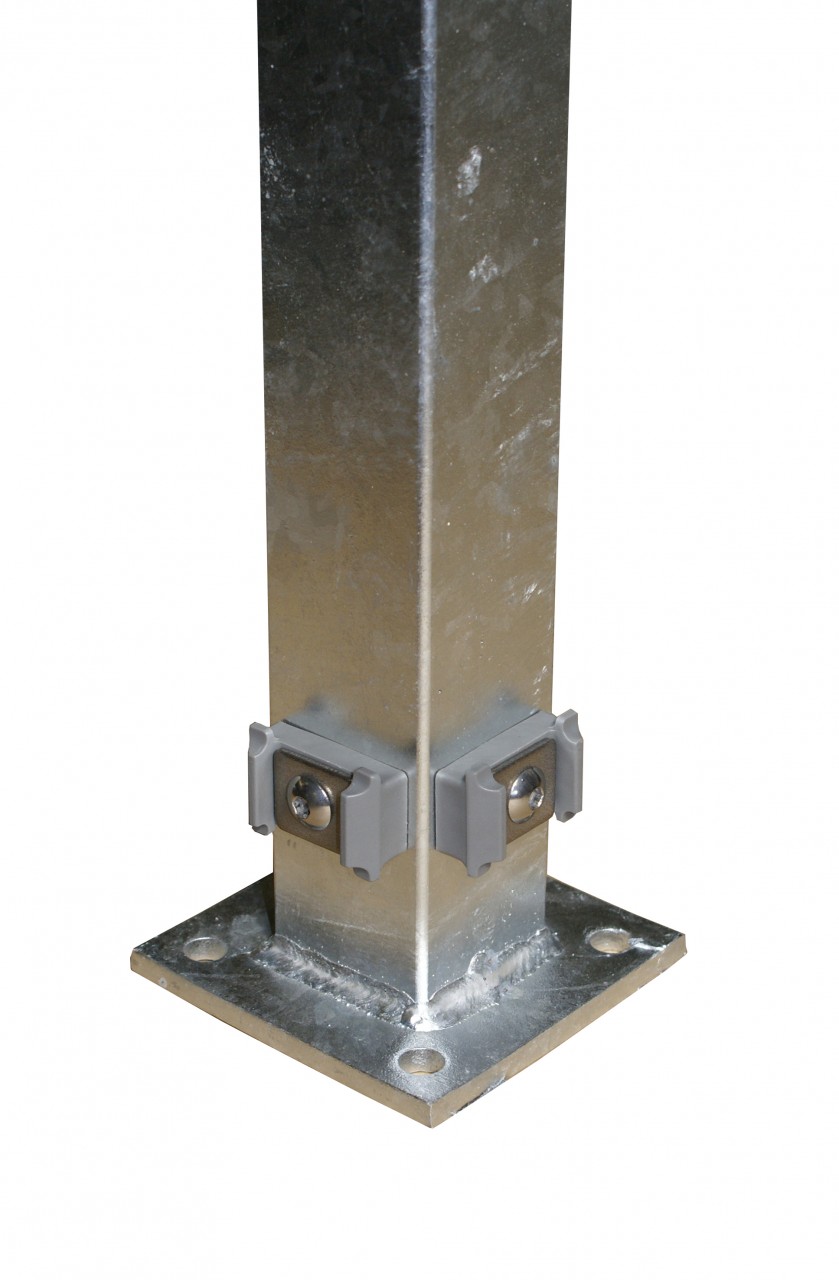 Poteau d'angle 60x60 mm, avec fixation par pince et plaque de base soudée pour treillis à double fil Poteau d'angle 60x60 mm, avec fixation par pince et plaque de base soudée pour treillis à double fil