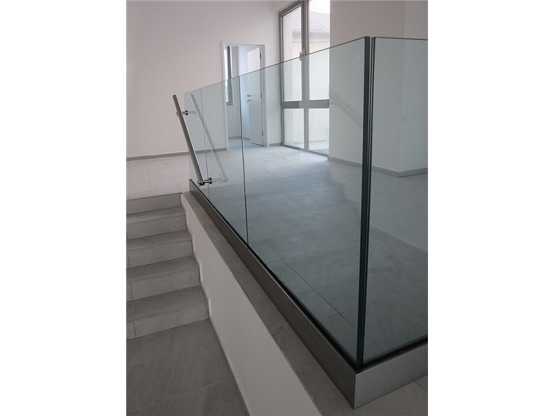 Ganzglasprofil mit Oberverankerung