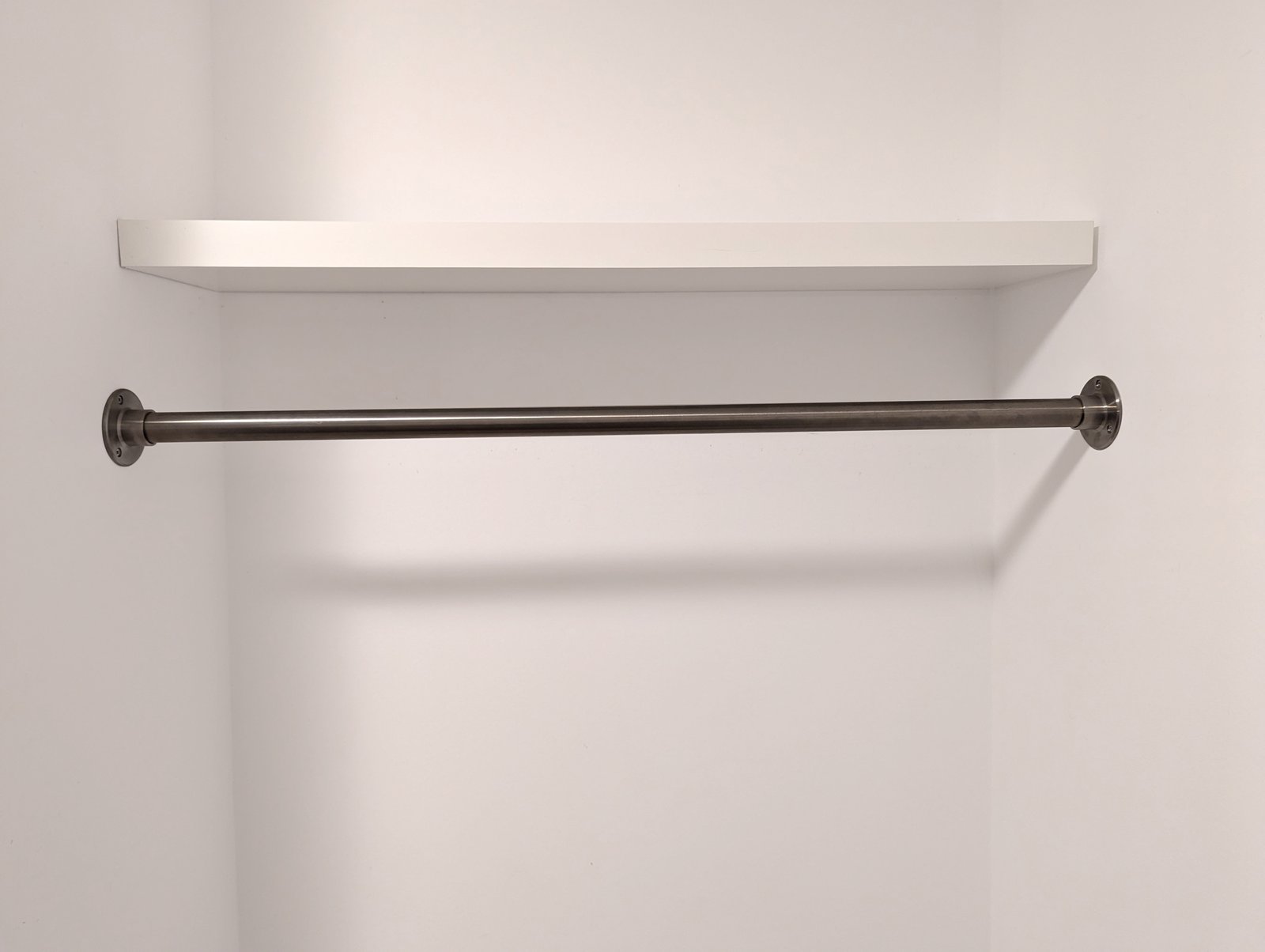 Kleiderstange aus Edelstahl V2A mit Wandflansch 33,7 x 2 mm Variante 1