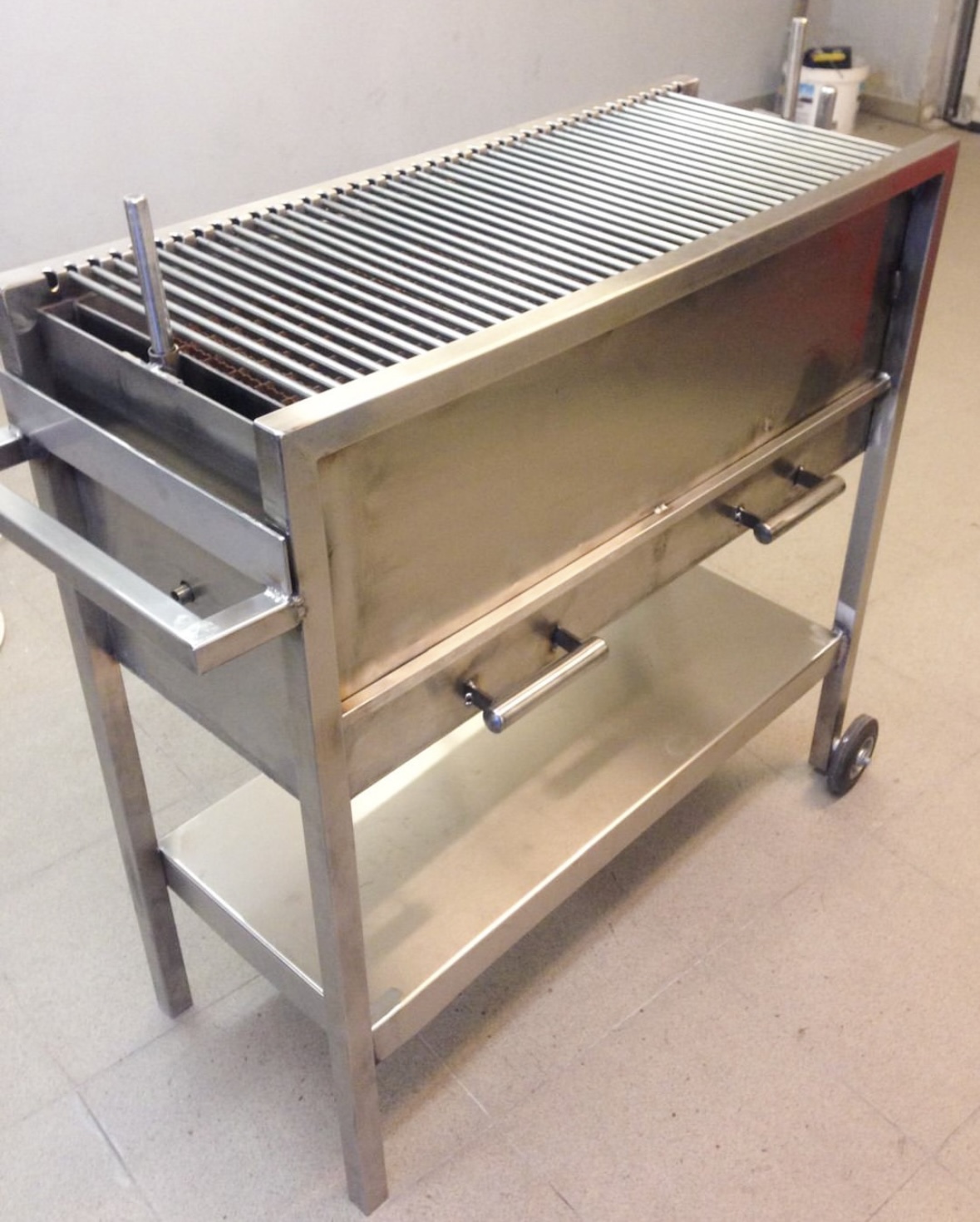 Stabiler Mangal-Grill aus rostfreiem Edelstahl